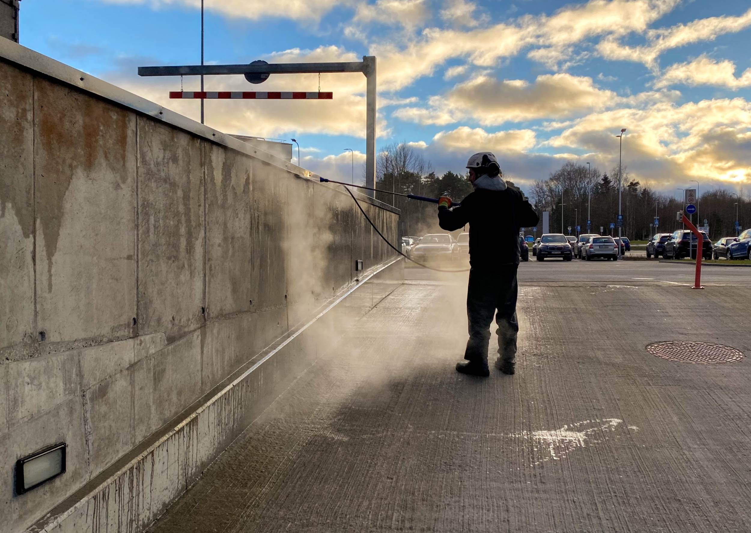 Betoonseina kuumavee survepesu